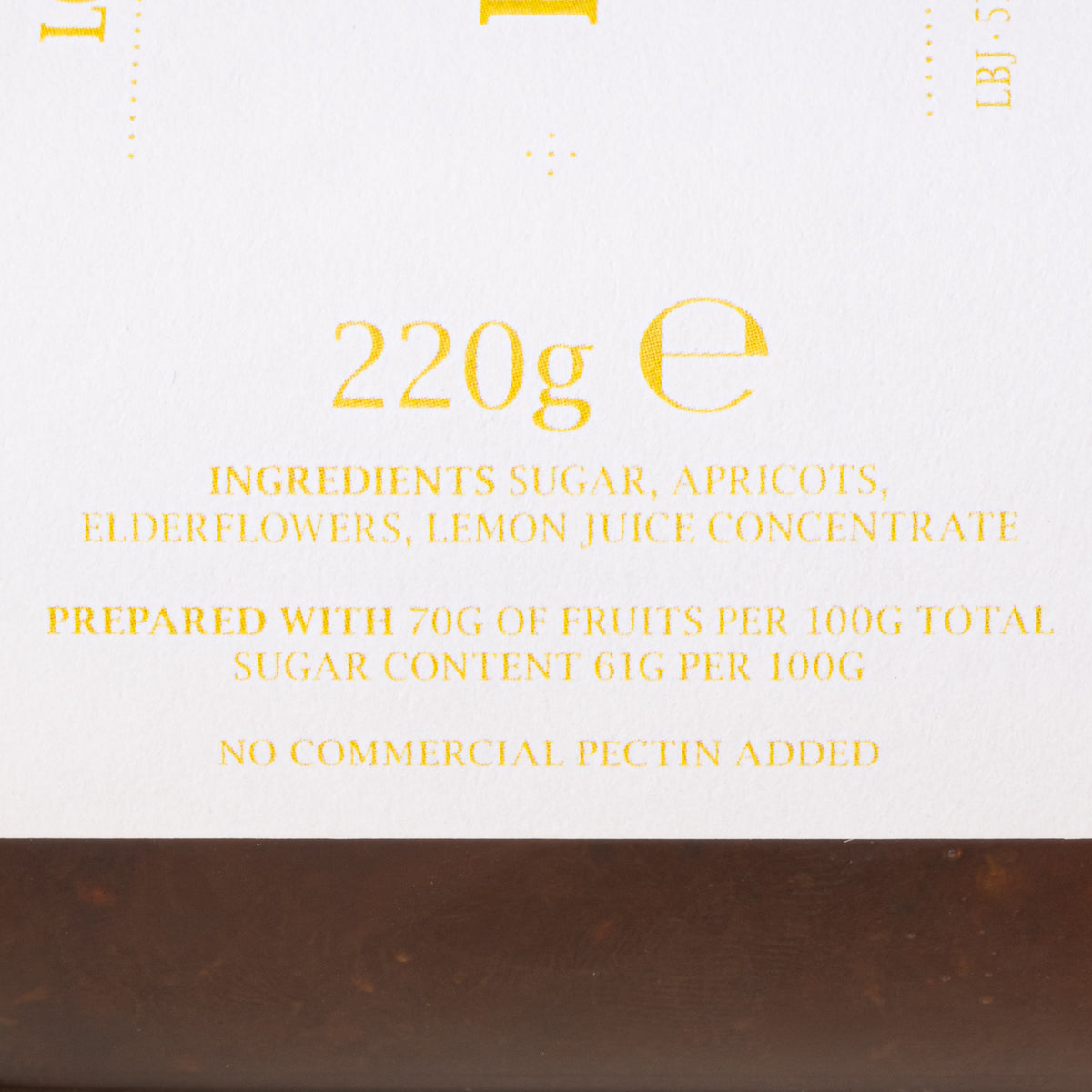 The label on the back of a glass jar of jam with ingredients.